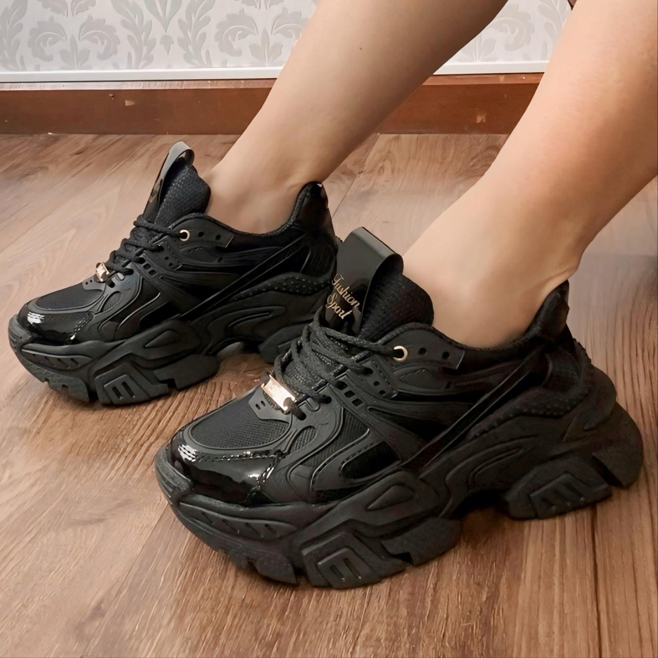 Colombia Moda Online black chunky lace up sneakers with patent panels and gold accent women's stylish platform shoes
